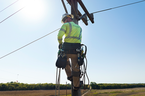 Image of an Evergy lineman making repairs to a utility pole